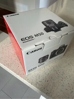 Canon EOS M50 Box Kit (only used twice)